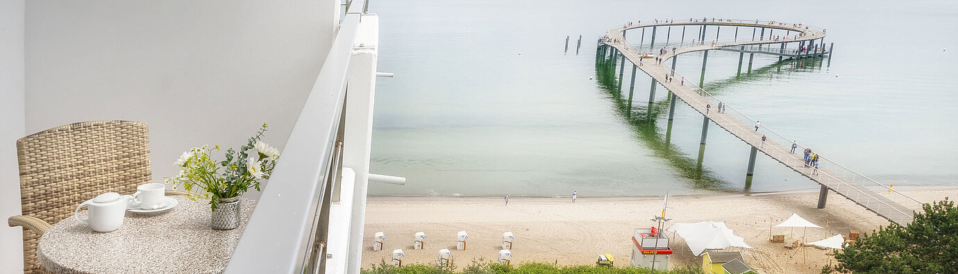 Balkon im Maritim Seehotel Timmendorfer Strand mit Blick auf Pool, Strand und Seebrücke