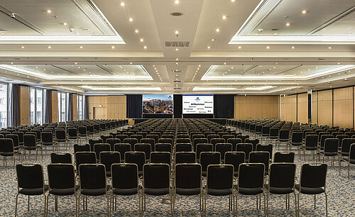 Großer Konferenzsaal im Maritim proArte Hotel Berlin mit Bestuhlung für eine große Veranstaltung oder Konferenz.