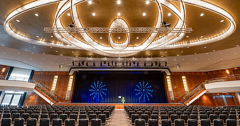 Saal Maritim Großer Festsaal mit Bühne und beeindruckendem Kronleuchter im Maritim Hotel Düsseldorf
