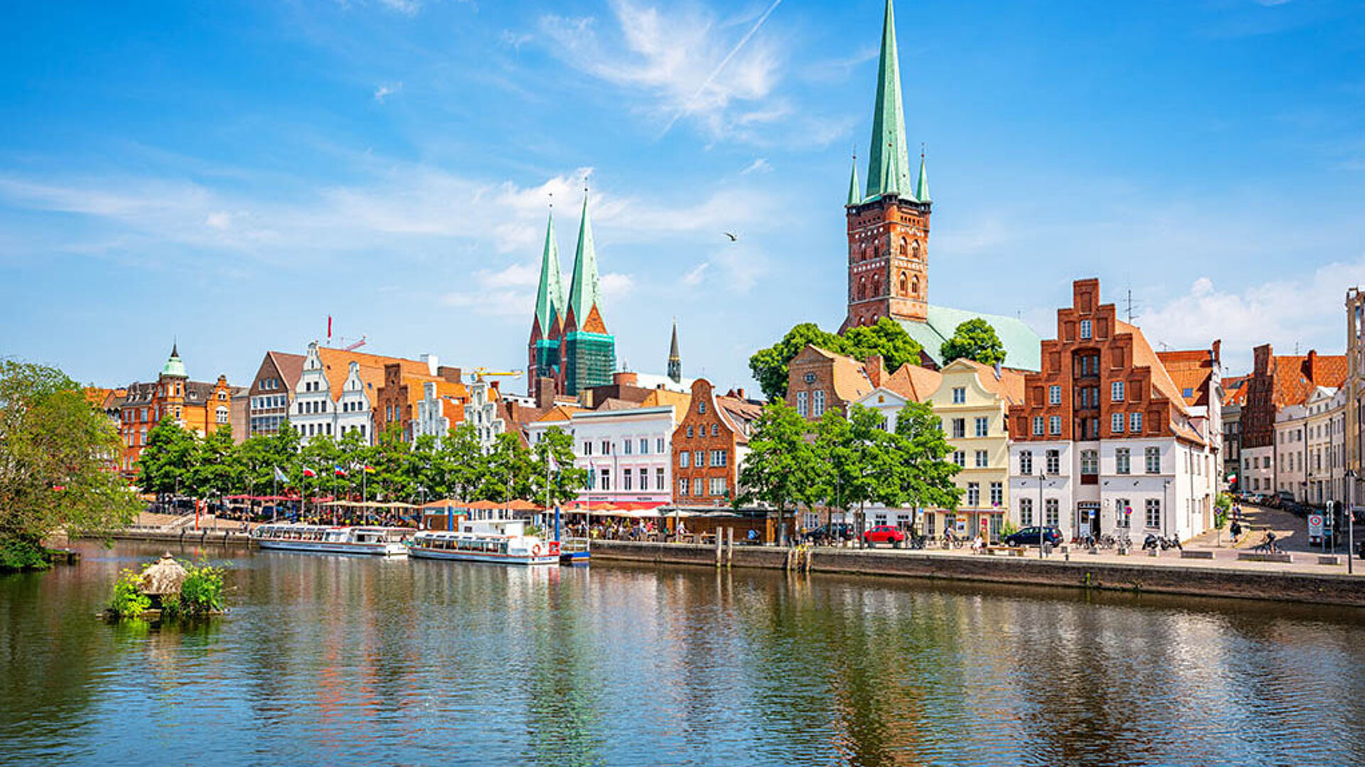 Blick auf die Altstadt von Lübeck mit Trave und Marienkirche