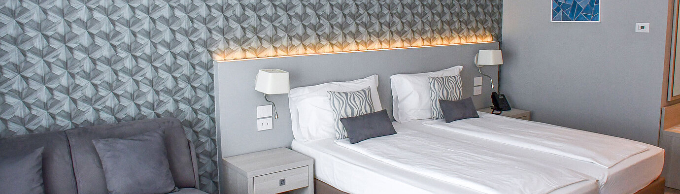 Superior Zimmer Großzügiges Zimmer im Maritim Resort Calabria mit Twin-Bett, Sofa und stilvoller Wandgestaltung