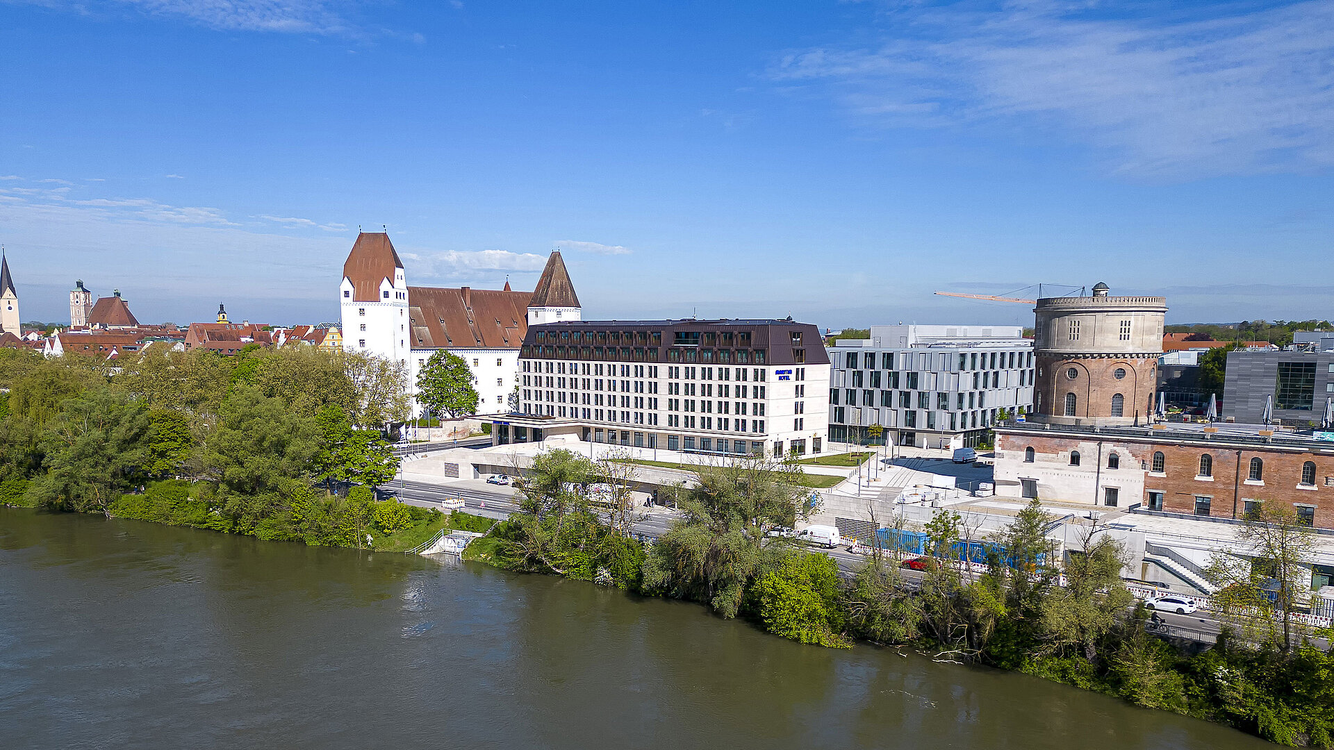 Das Maritim Hotel Ingolstadt liegt direkt an der Donau mit Blick auf das Stadtzentrum und das historische Schloss.