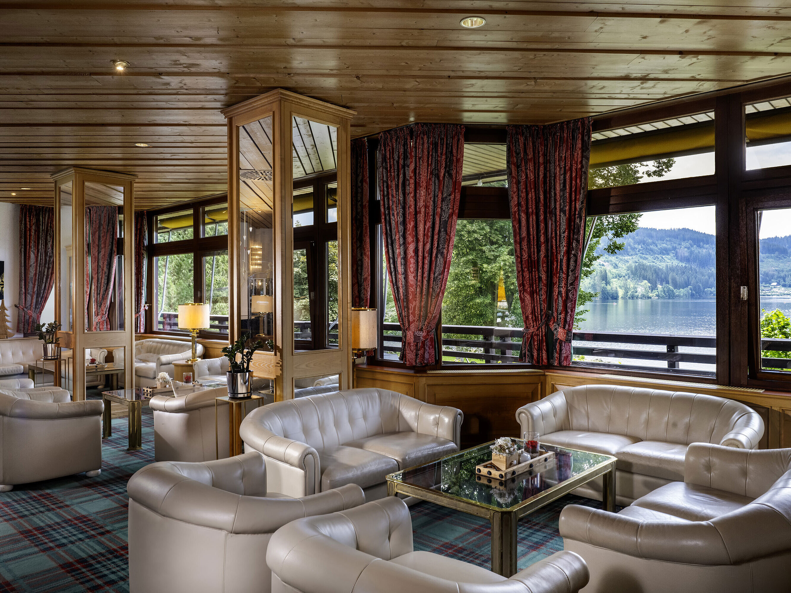 Helle Lobby mit Ledersesseln und Blick auf den Titisee im Maritim Hotel