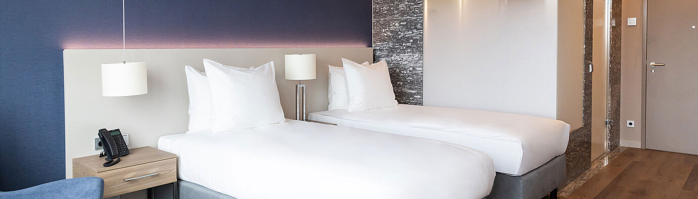 Helles Doppelzimmer im Maritim Hotel Amsterdam mit modernem Design und gemütlichen Betten