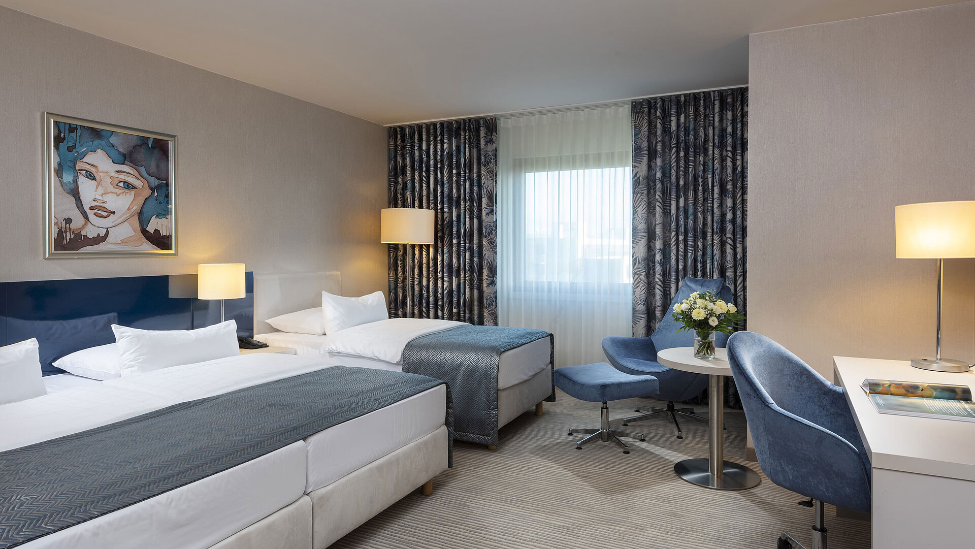 Familien Zimmer Familienzimmer im Maritim Hotel Bonn mit einem Doppelbett, Einzelbett, Schreibtisch, gemütlicher Sitzecke und modernem Design.