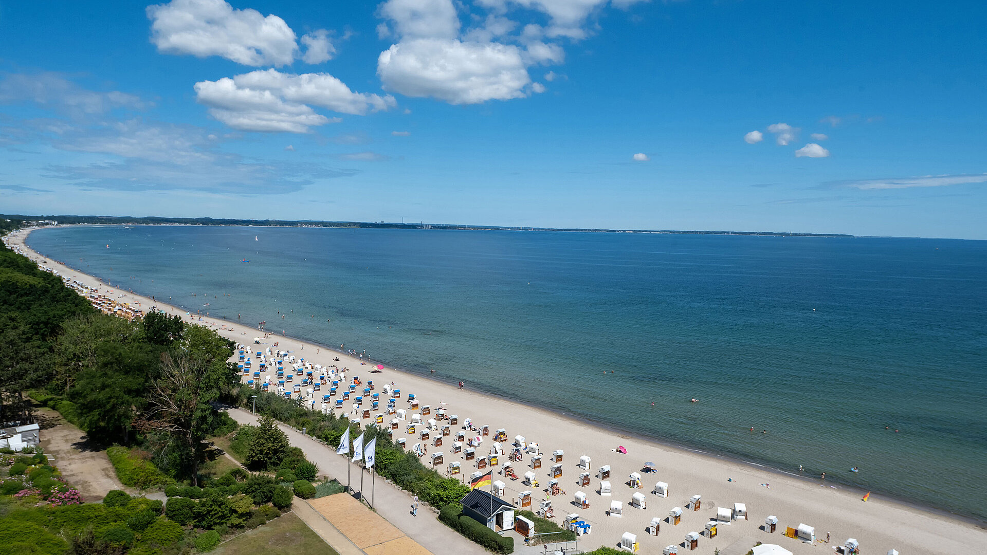 Strandpanorama am Maritim Seehotel Panorama des Strandes vor dem Maritim Seehotel Timmendorfer Strand mit Strandkörben und Ostseeblick