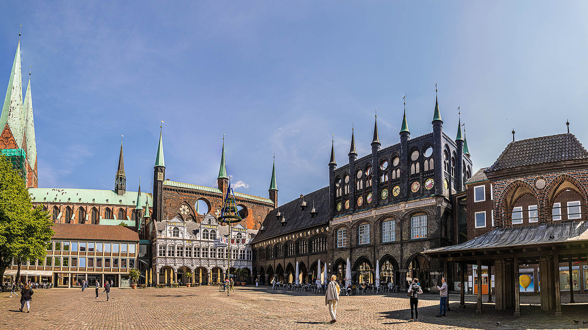 Historisches Rathaus und Marktplatz in Lübeck
