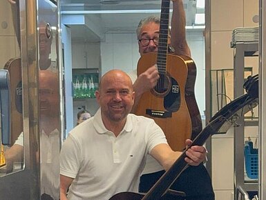 Musikduo Alsterperlen Musiker mit Kontrabass und Gitarre in der Hotelküche bei einer Küchenparty