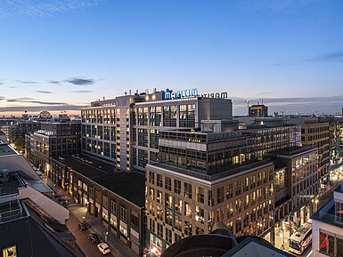 Außenansicht am Abend Blick auf das Maritim proArte Hotel Berlin bei Dämmerung, umgeben von modernen Gebäuden im Herzen Berlins.