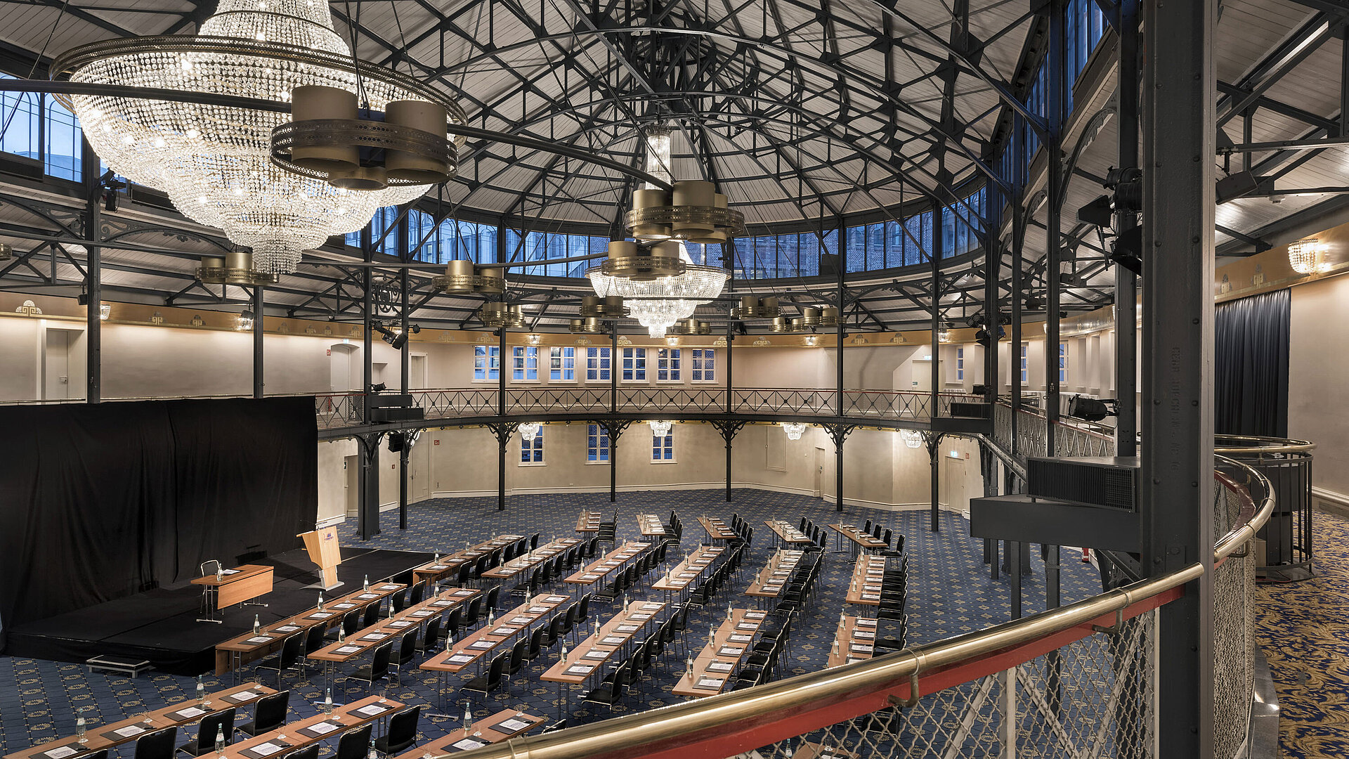 Historische Reithalle mit Bühne, Kronleuchtern und Reihenbestuhlung im Maritim Hotel Stuttgart