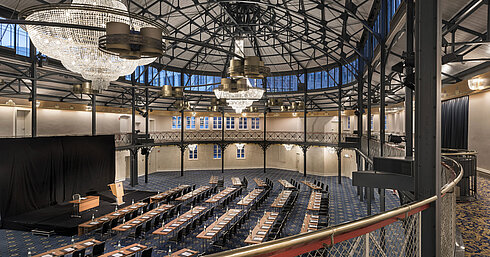 Alte Stuttgarter Reithalle Historische Reithalle mit Bühne, Kronleuchtern und Reihenbestuhlung im Maritim Hotel Stuttgart