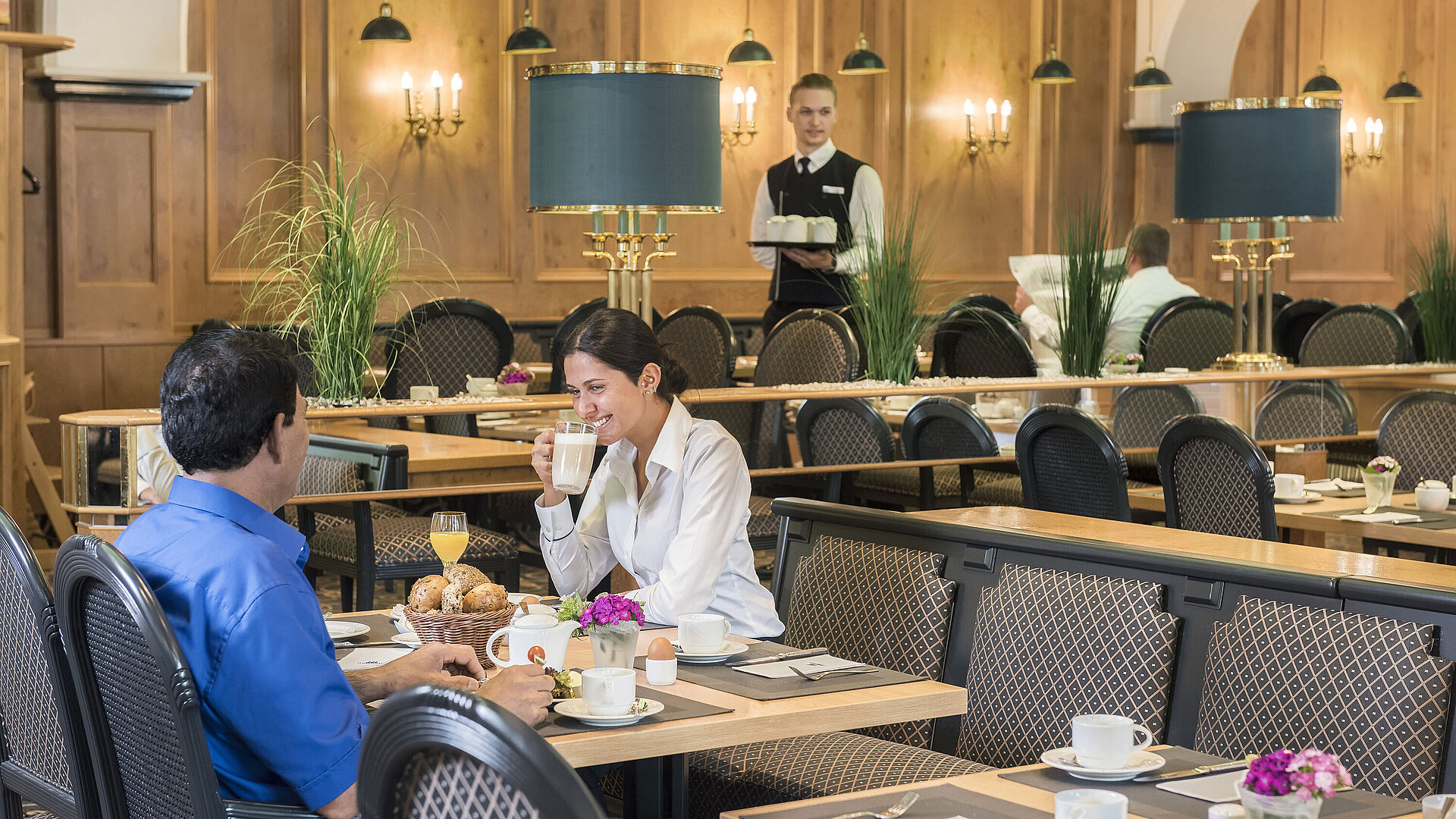 Gäste genießen das Frühstücksbuffet im Restaurant "Rôtisserie" des Maritim Hotel Bonn mit frisch zubereiteten Speisen.