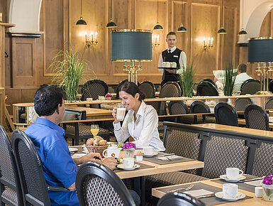 Gäste genießen das Frühstücksbuffet im Restaurant "Rôtisserie" des Maritim Hotel Bonn mit frisch zubereiteten Speisen.