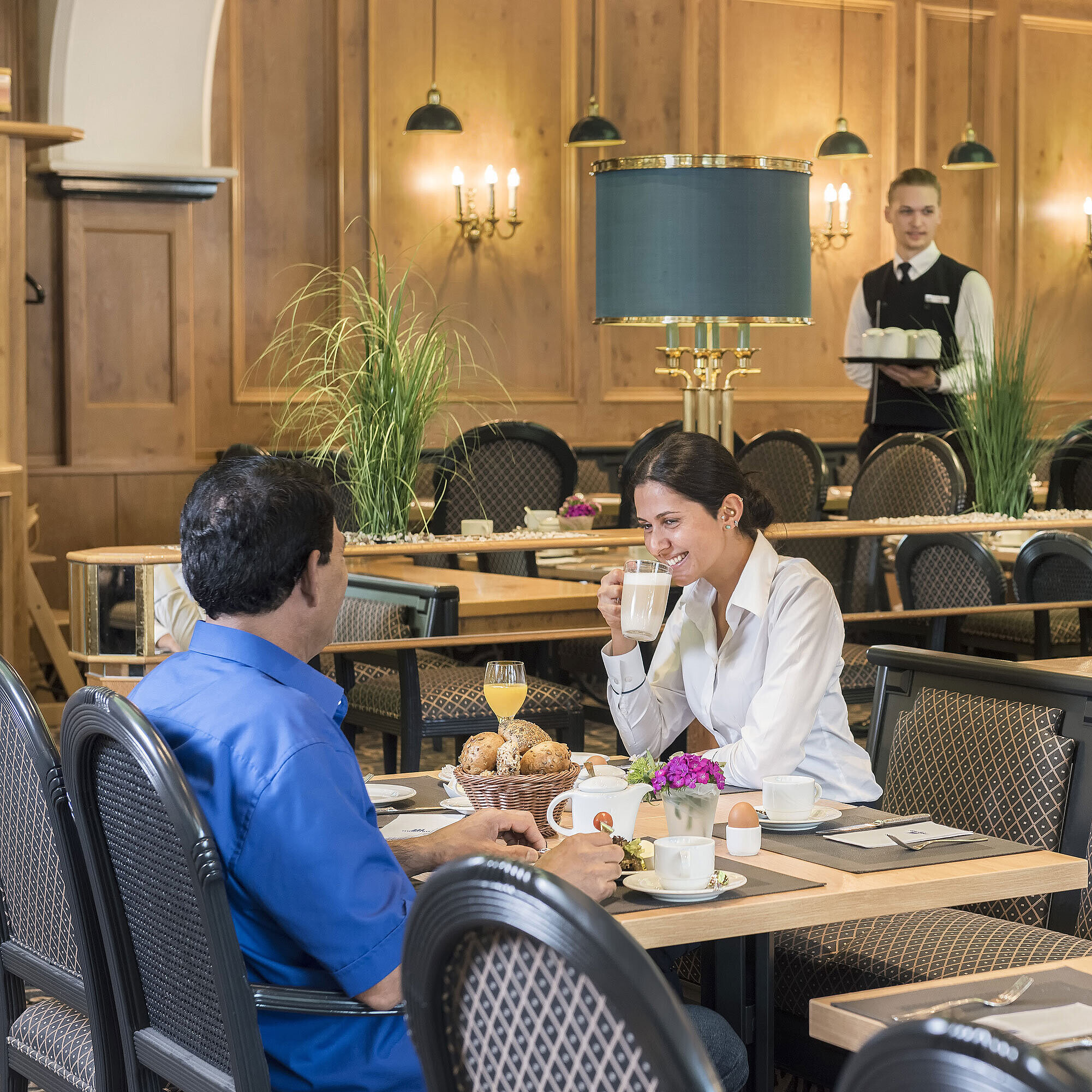 Gäste genießen das Frühstücksbuffet im Restaurant "Rôtisserie" des Maritim Hotel Bonn mit frisch zubereiteten Speisen.