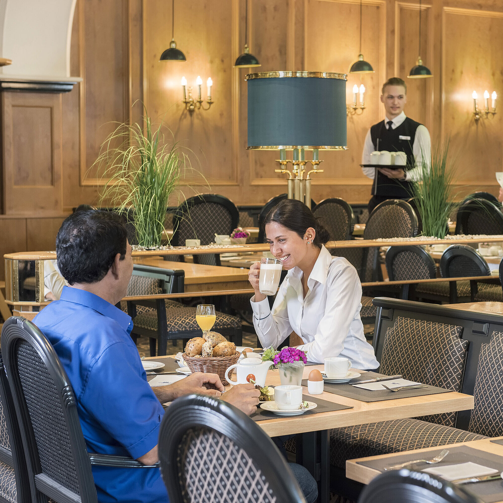 Gäste genießen das Frühstücksbuffet im Restaurant "Rôtisserie" des Maritim Hotel Bonn mit frisch zubereiteten Speisen.