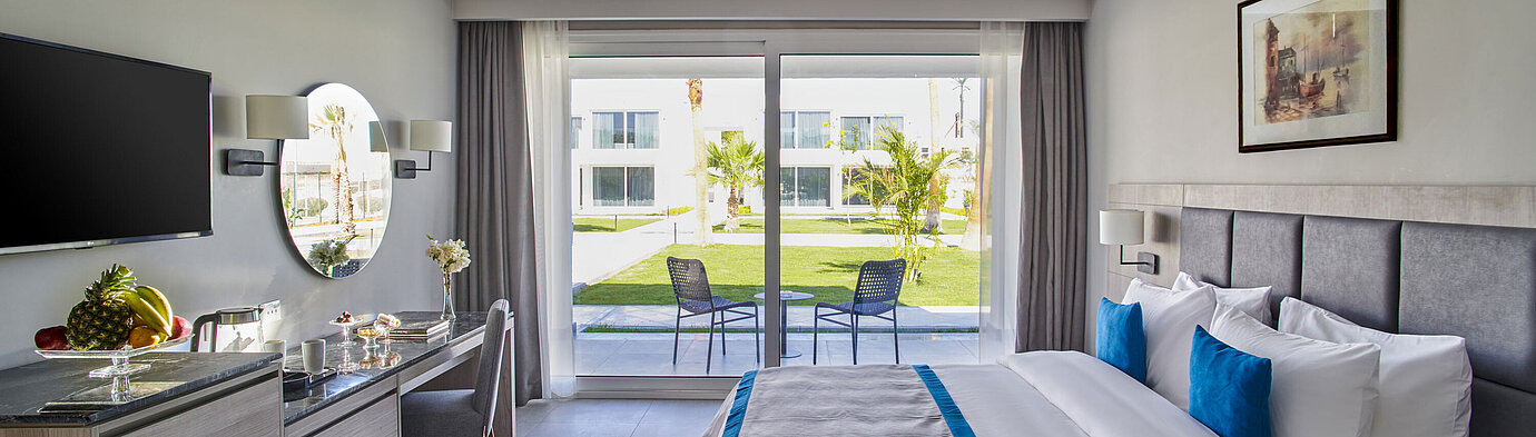 Zimmer in der "Sport Area" Modernes Doppelzimmer im Maritim Jolie Ville Resort & Casino Sharm El Sheikh mit Terrasse und Gartenblick