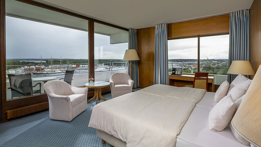 Geräumiges Doppelzimmer im Maritim Hotel Travemünde mit Panoramablick auf Hafen und Wasser
