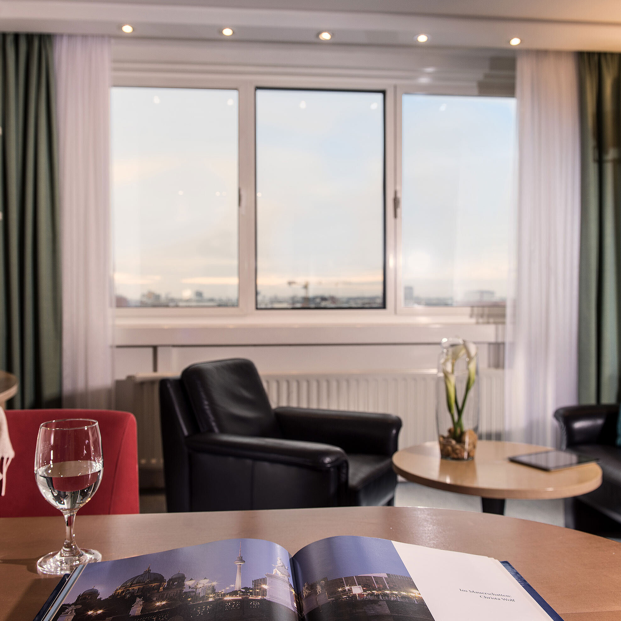 Familiensuite unior-Suite im Maritim proArte Hotel Berlin mit Sitzbereich, Ausblick auf die Stadt und eleganten Designdetails.