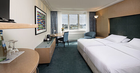 Comfort Zimmer Comfort Zimmer mit Doppelbett, Schreibtisch und gemütlicher Sitzecke im Maritim proArte Hotel Berlin