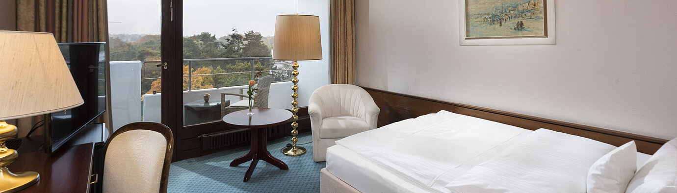 Einzelzimmer im Maritim Seehotel Timmendorfer Strand mit Balkon, Landblick und Schreibtisch.