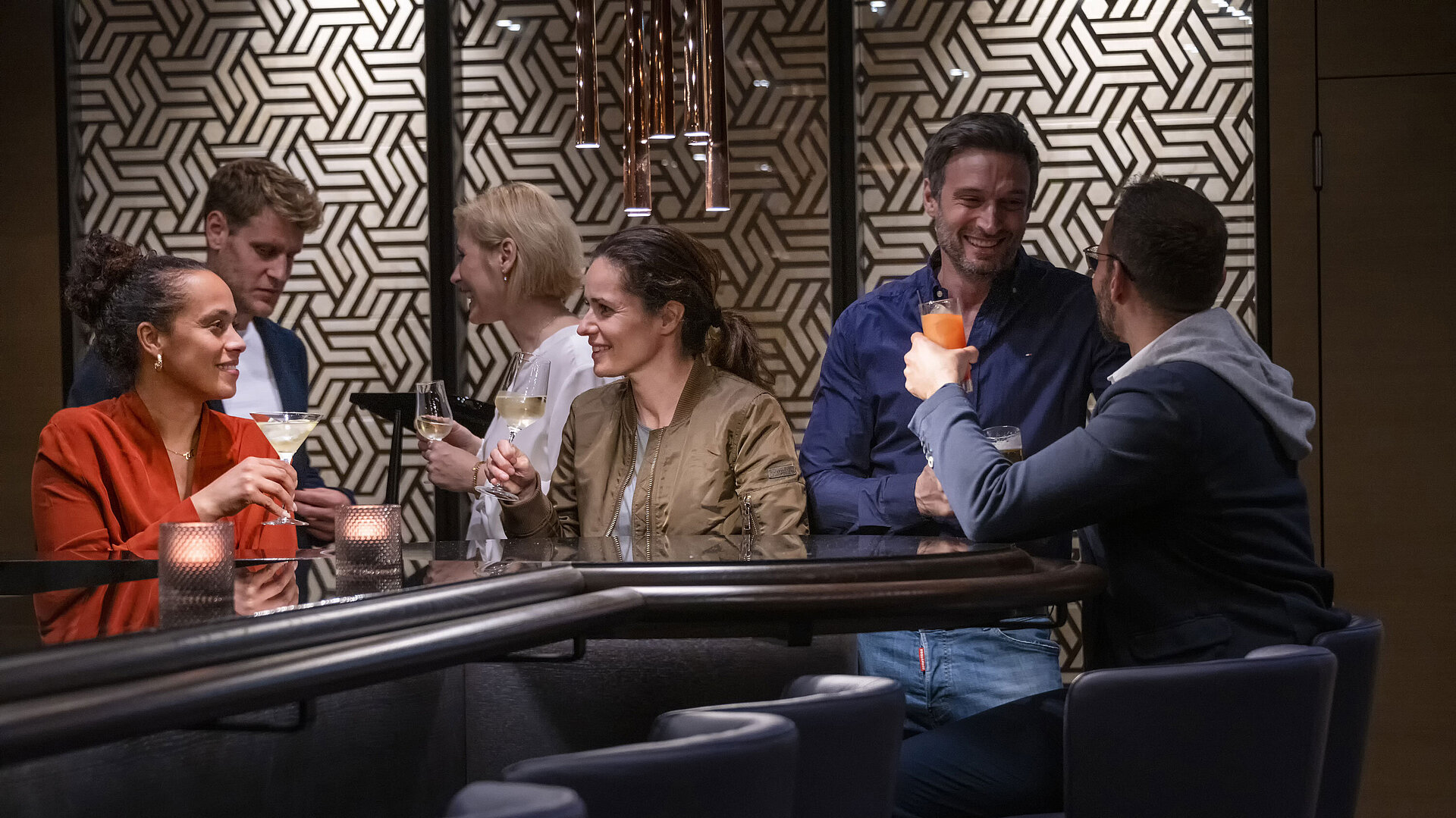Pianobar Gäste genießen Drinks und gesellige Gespräche in der stilvollen Bar des Maritim Hotel Ingolstadt.