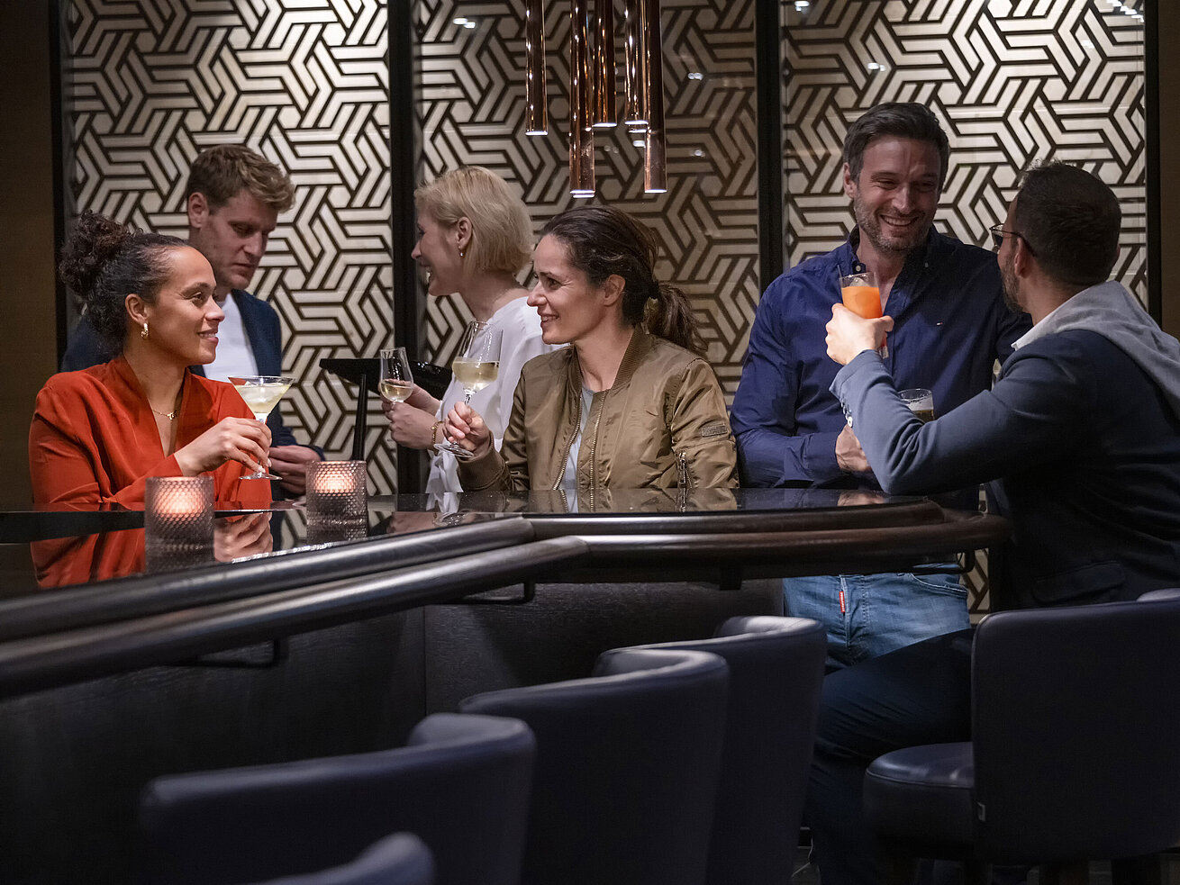 Pianobar Gäste genießen Drinks und gesellige Gespräche in der stilvollen Bar des Maritim Hotel Ingolstadt.