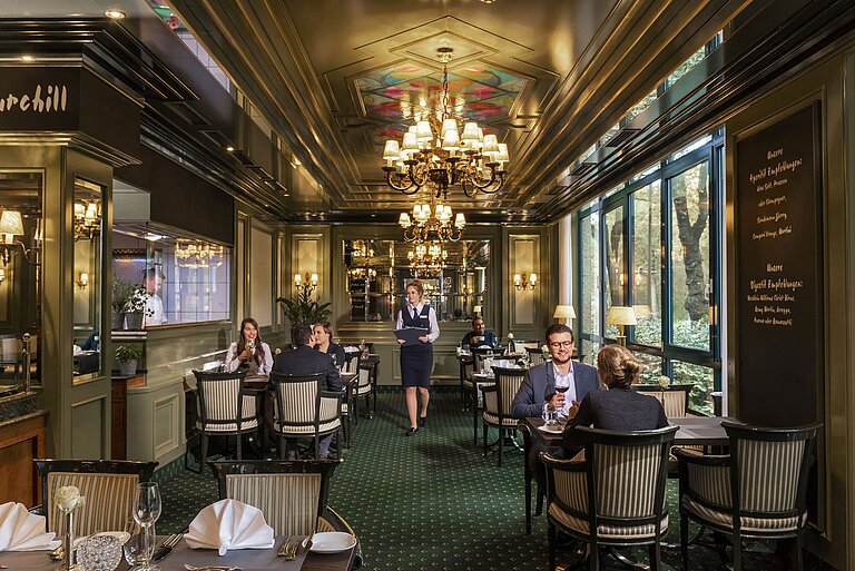 Restaurant "L'Echalote" Gäste im eleganten Restaurant L'Echalote des Maritim Hotels Bremen genießen feine Speisen in stilvollem Ambiente.
