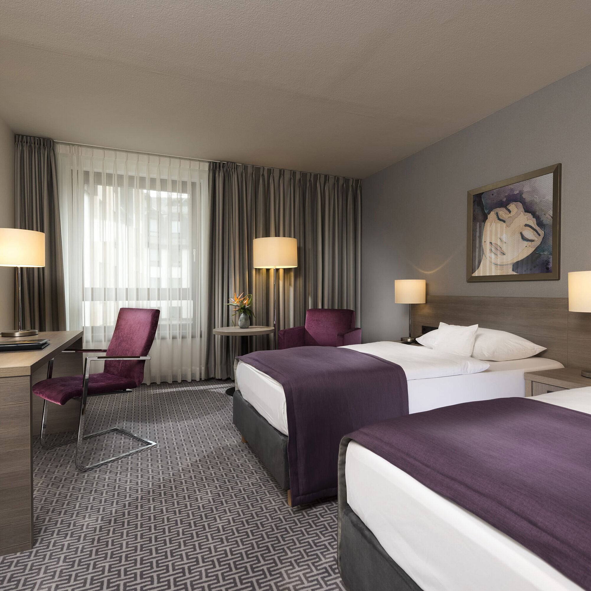 Classic Zimmer Modernes Doppelzimmer im Maritim Hotel Königswinter mit zwei Betten, Schreibtisch und stilvoller Einrichtung.