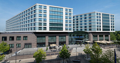 Moderne Außenansicht des Maritim Hotel Düsseldorf mit Terrasse und Eingangsbereich
