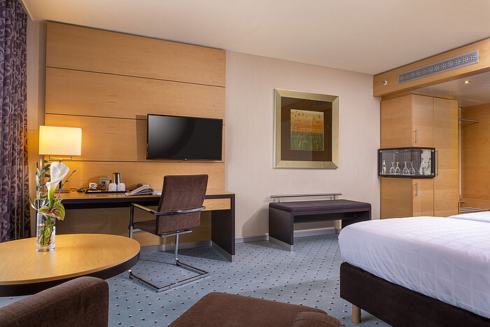Classic Zimmer im Maritim Hotel Düsseldorf mit Schreibtisch, Flachbild-TV, stilvollem Dekor und gemütlicher Atmosphäre.