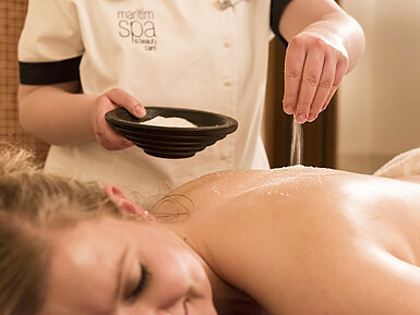 Salzbehandlung Nahaufnahme einer Salzbehandlung auf dem Rücken im Maritim Seehotel Timmendorfer Strand Wellnessbereich.