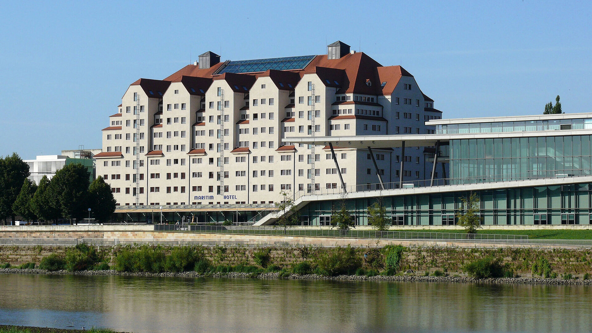 Außenansicht des Maritim Hotel Dresden direkt an der Elbe mit charakteristischer Architektur.
