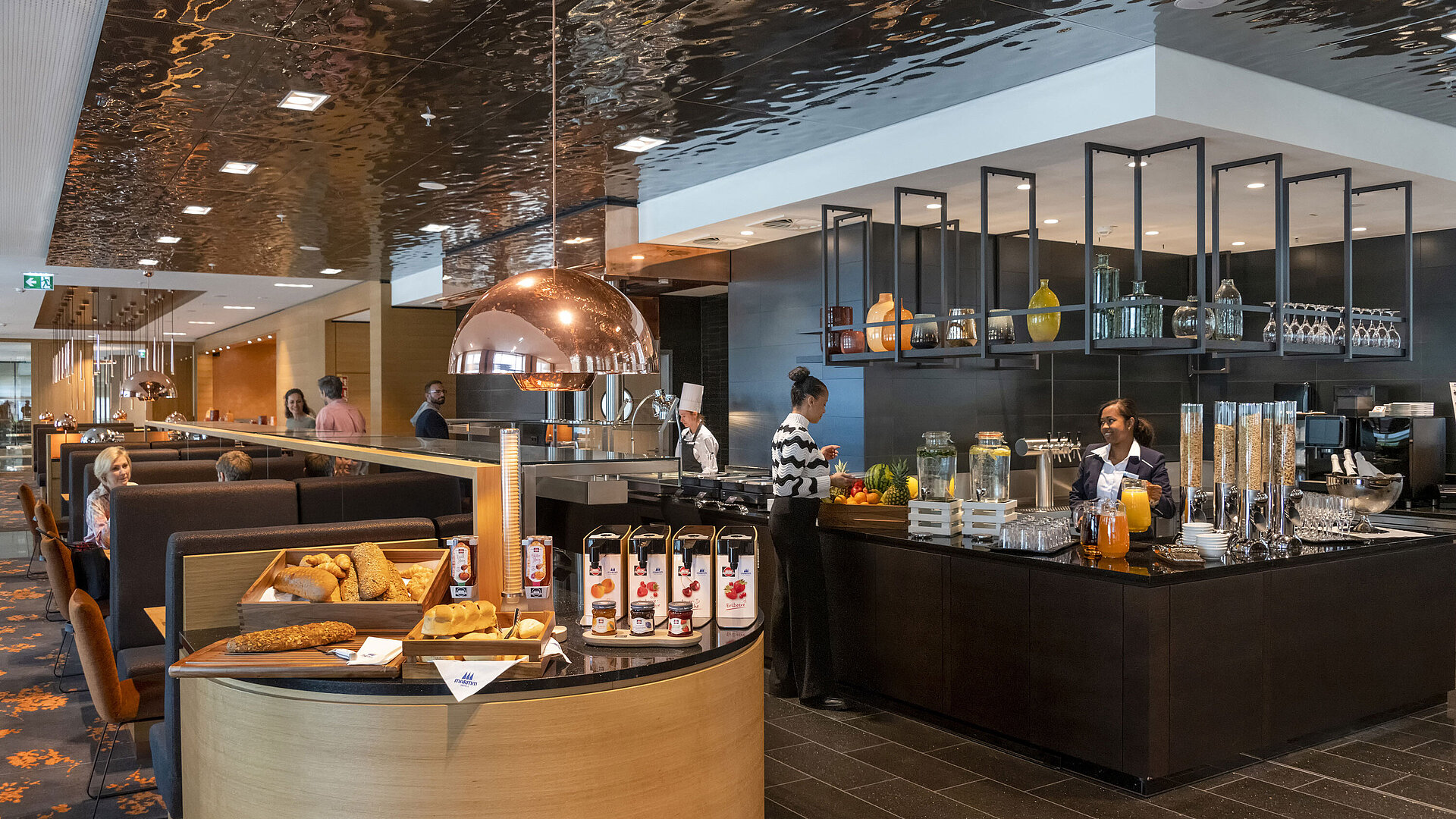 Danubio Reichhaltiges Frühstücksbuffet im Maritim Hotel Ingolstadt mit frischen Backwaren, Obst und Säften.
