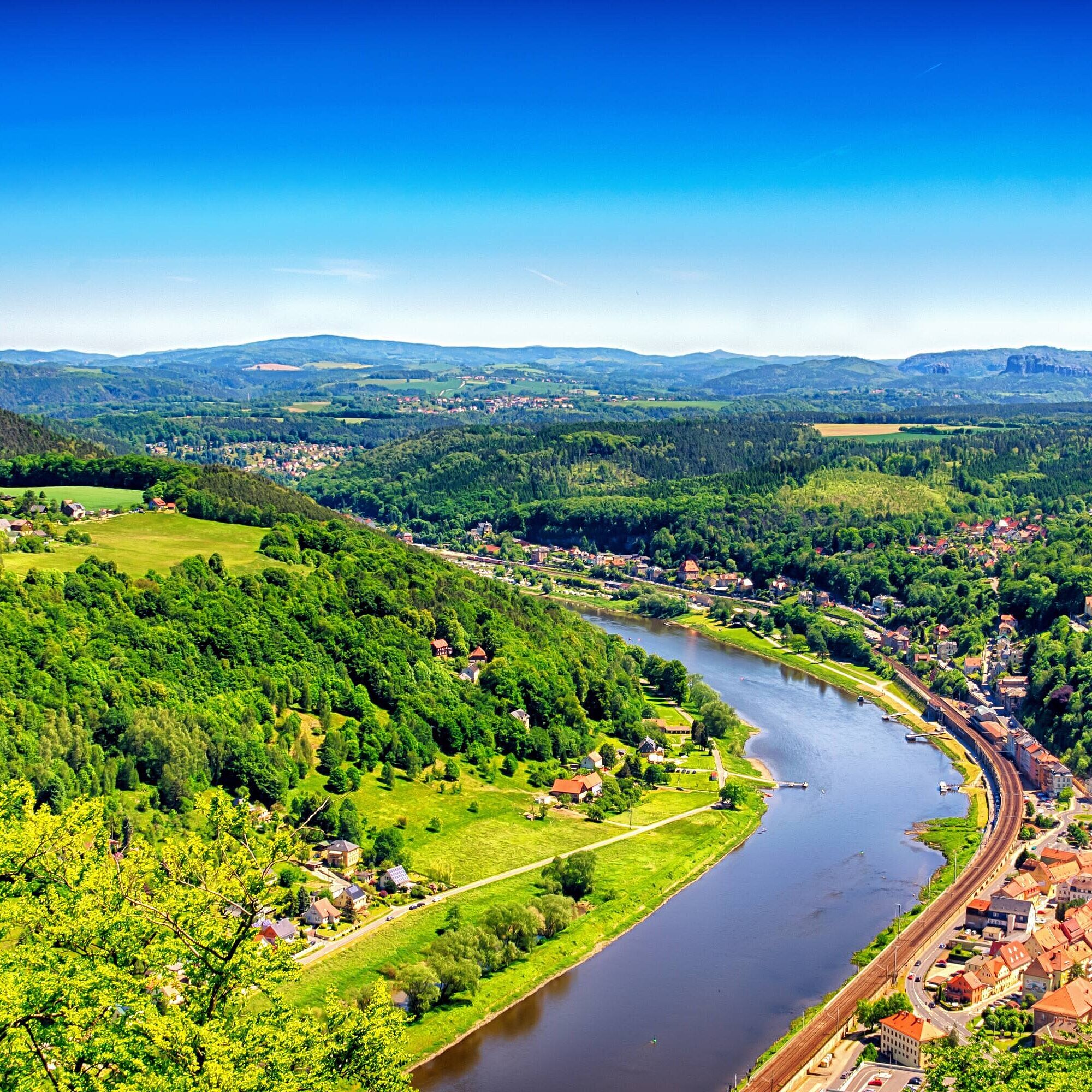 Elbtal bei Dresden Panorama des Elbtals bei Dresden mit Flusslauf, grünen Hügeln und weiter Landschaft.