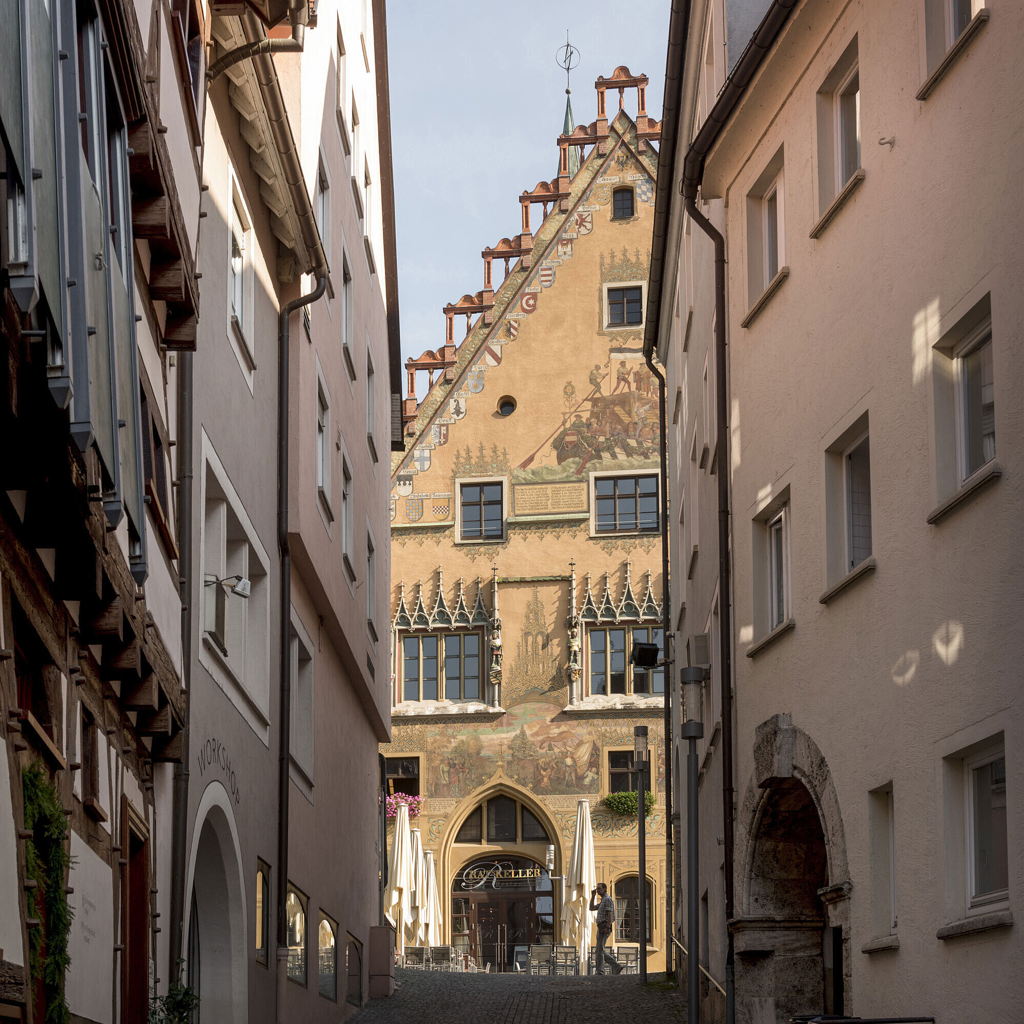 Historische Gasse mit Blick auf das farbenprächtige Ulmer Rathaus in der Altstadt