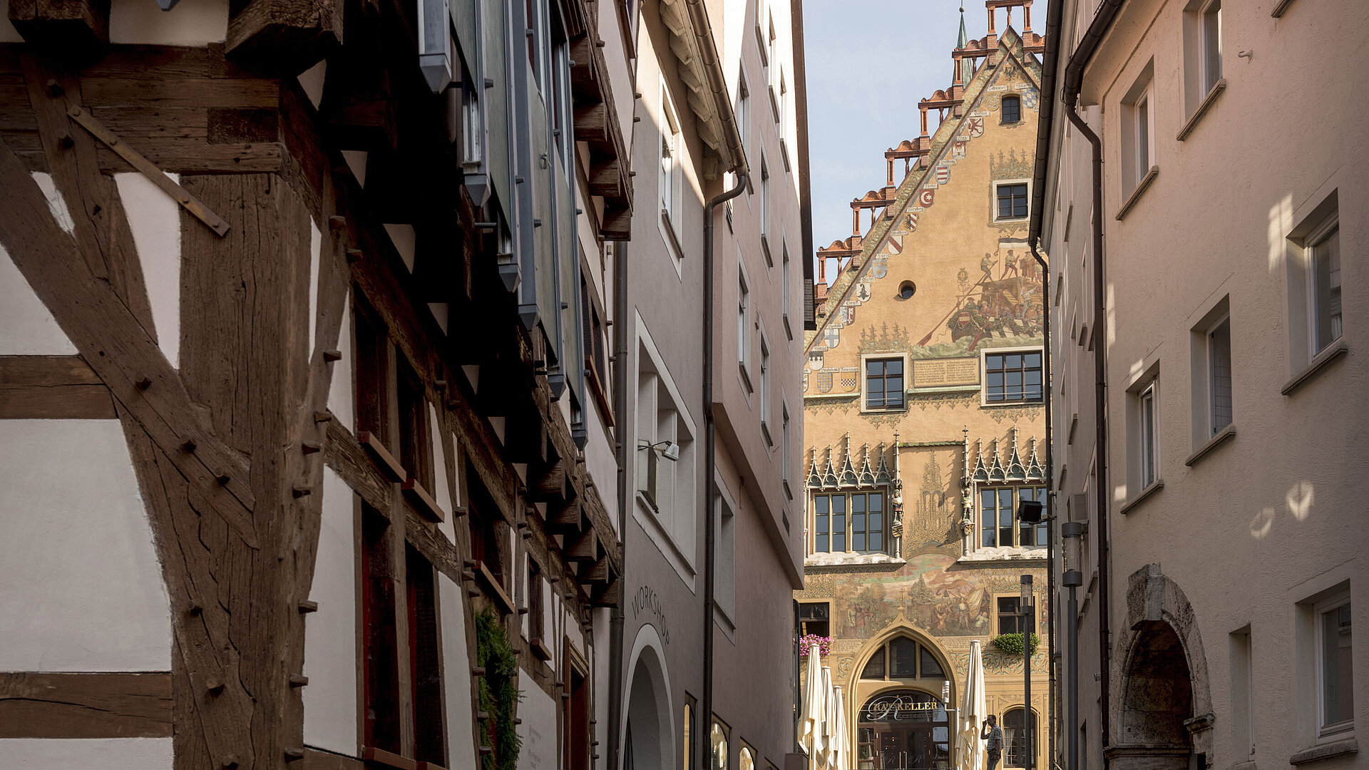 Rathaus von Ulm Historische Gasse mit Blick auf das farbenprächtige Ulmer Rathaus in der Altstadt
