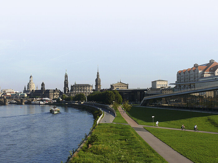 Blick auf die historische Altstadt von Dresden mit Elbe und berühmten Sehenswürdigkeiten im Sonnenschein.