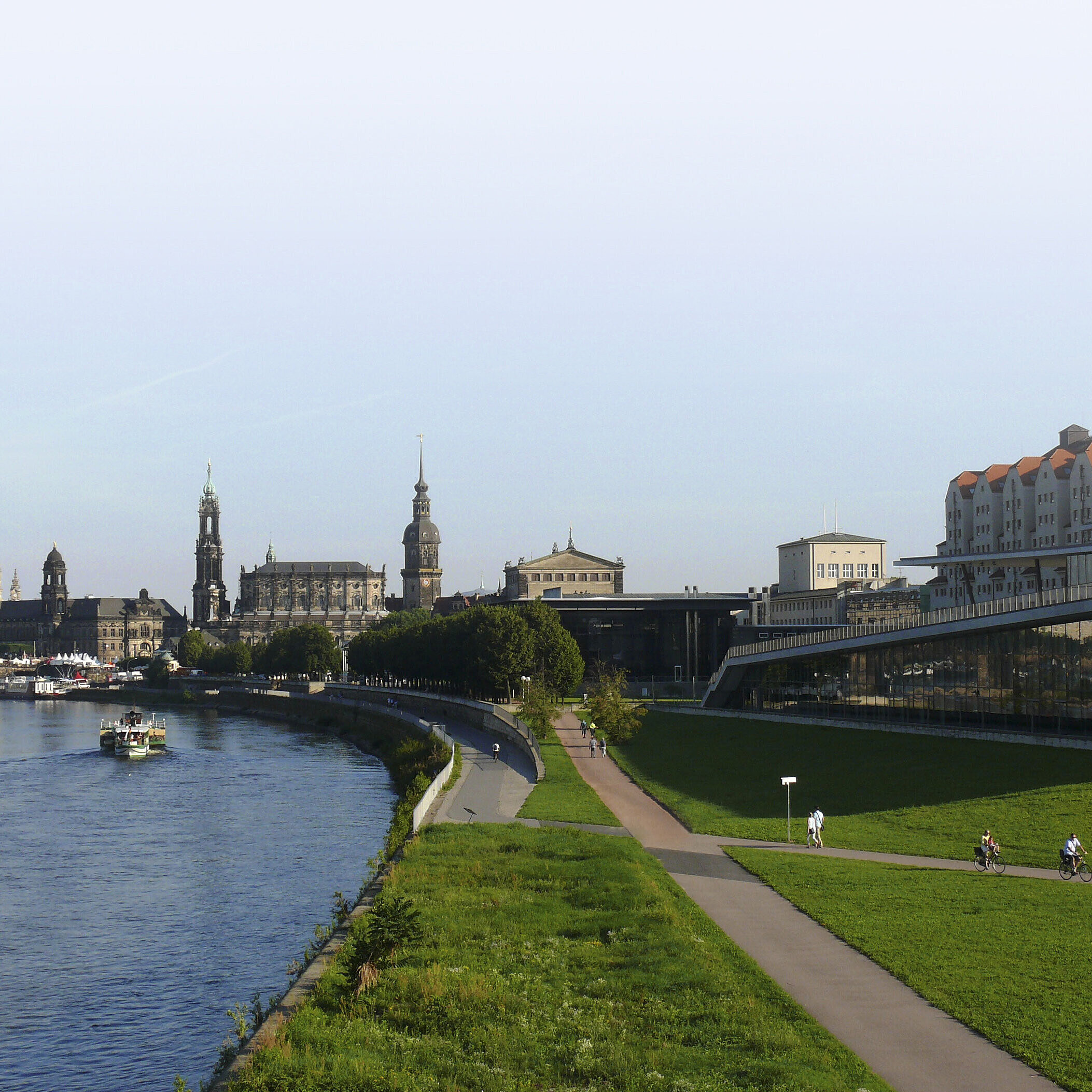 Blick auf die historische Altstadt von Dresden mit Elbe und berühmten Sehenswürdigkeiten im Sonnenschein.