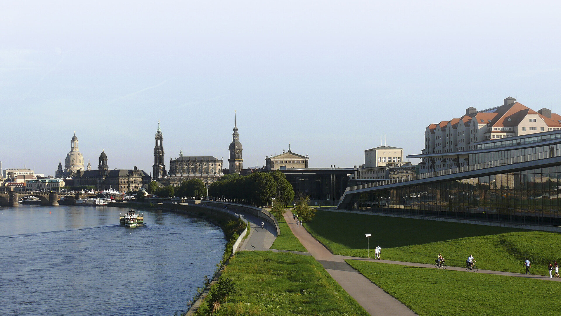 Außenansicht Blick auf die historische Altstadt von Dresden mit Elbe und berühmten Sehenswürdigkeiten im Sonnenschein.
