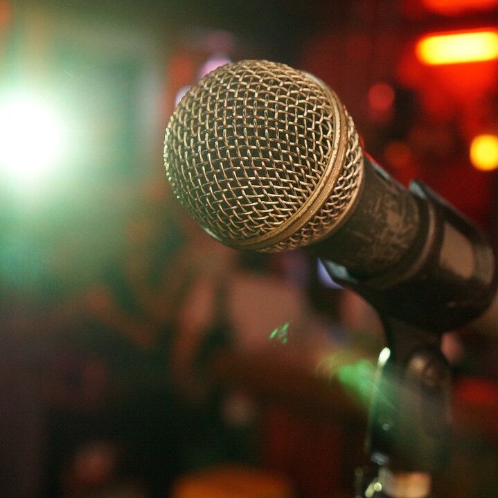 Bühne mit Mikrofon