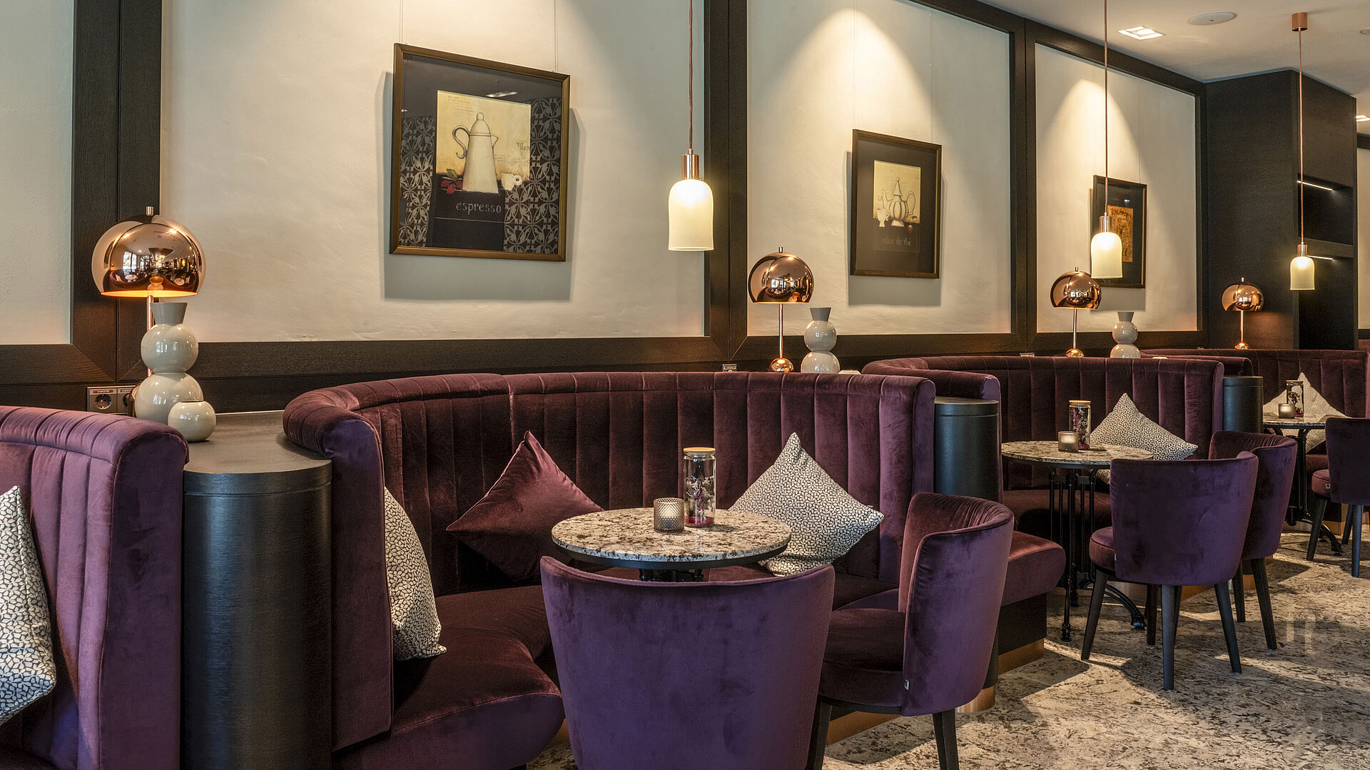 Gemütliche Lounge der Hotelbar im Maritim Hotel Ingolstadt mit stilvoller Beleuchtung.