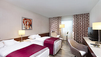 Zimmer für Allergiker im Maritim Hotel Bonn mit zwei Einzelbetten, Schreibtisch, TV und allergikerfreundlichem Bodenbelag.