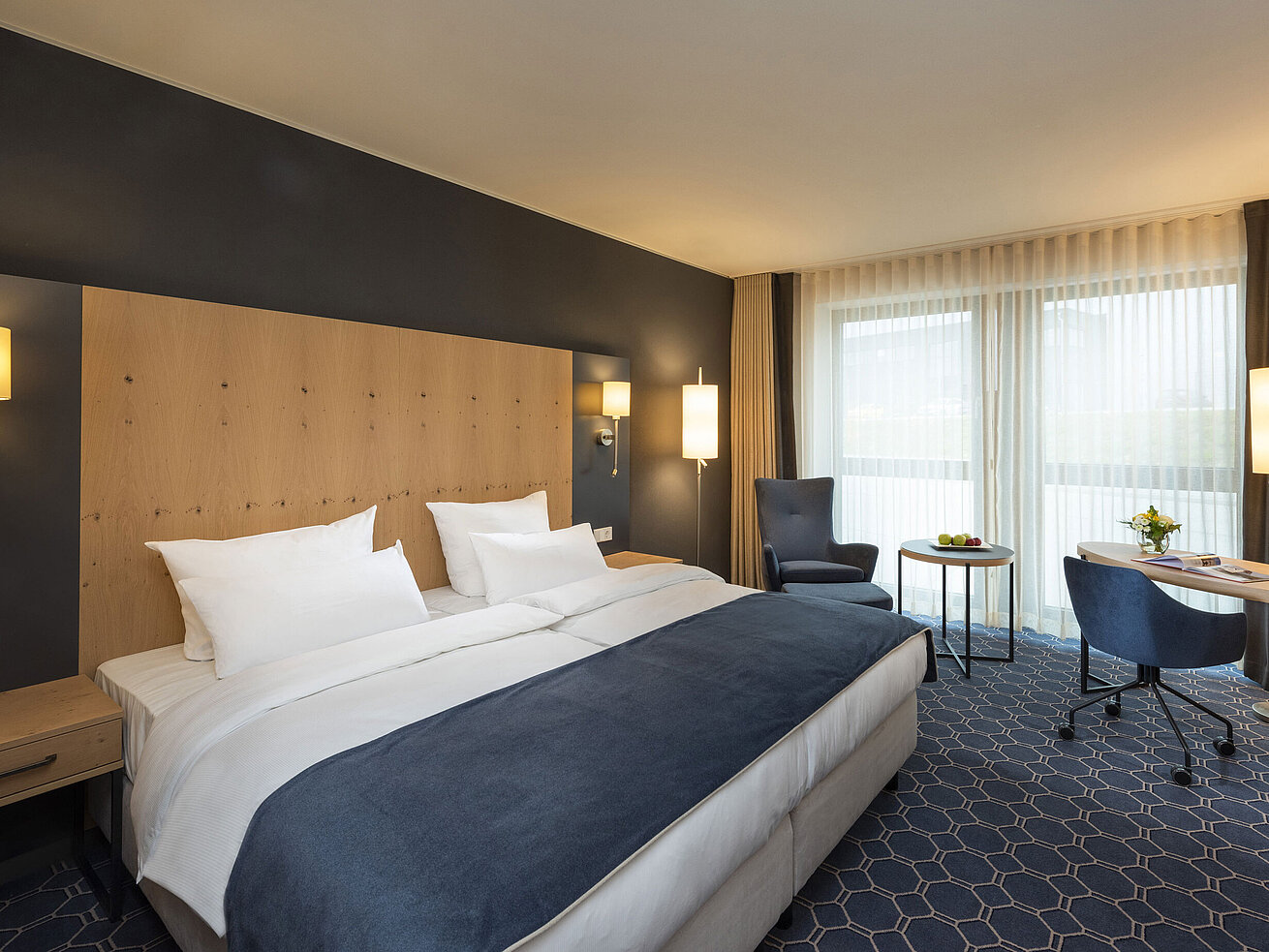 Großzügiges Doppelzimmer mit stilvollem Design, gemütlichem Bett und modernem Interieur im Maritim Hotel Ingolstadt.