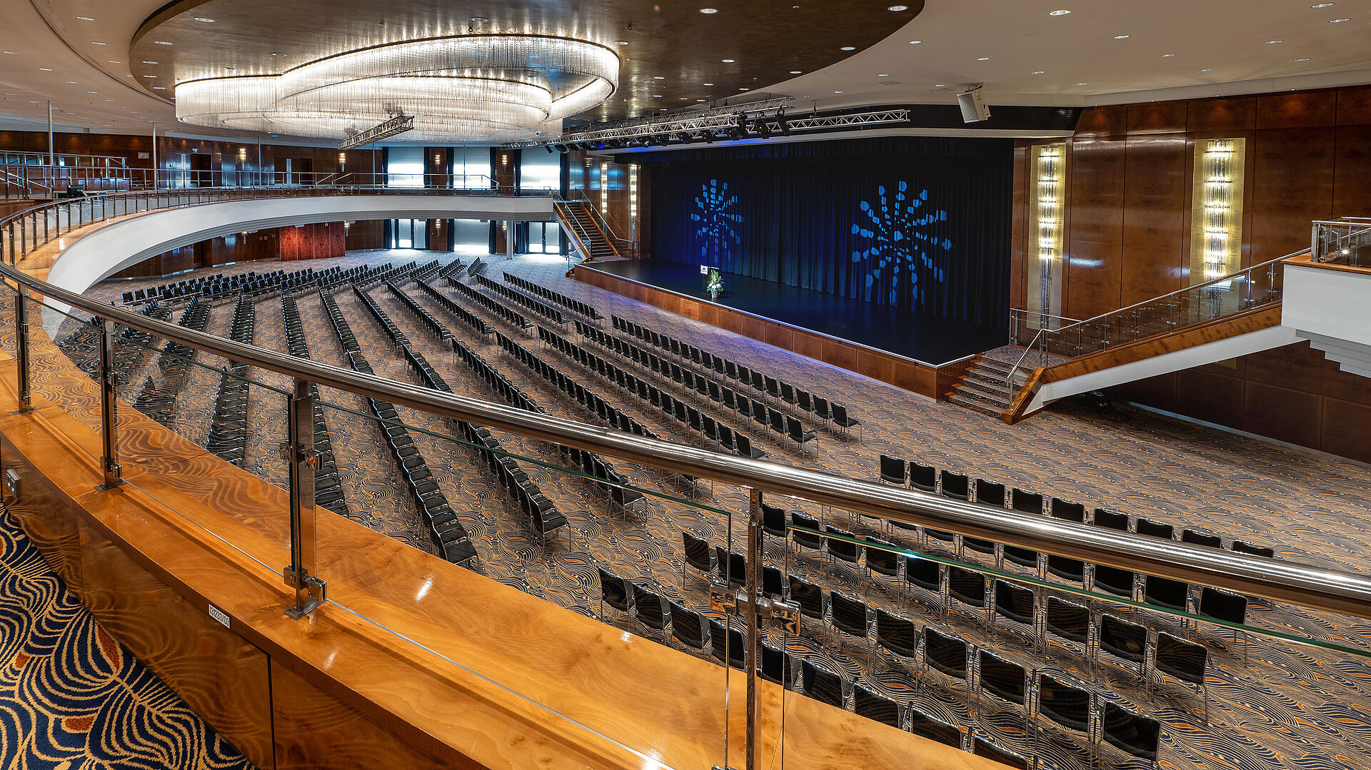 Saal Maritim Großer Saal mit Bühne und Sitzplätzen, Blick von der Galerie im Maritim Hotel Düsseldorf