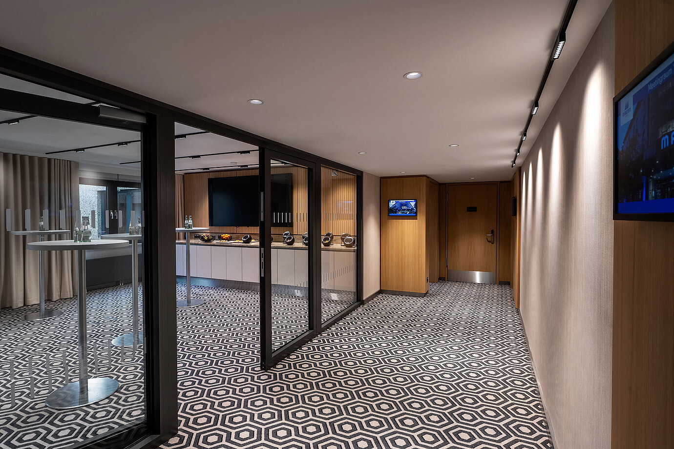 Moderner Kaffeepausen-Bereich mit Stehtischen, Kaffeemaschine und stilvollem Ambiente für Meetings und Tagungen.