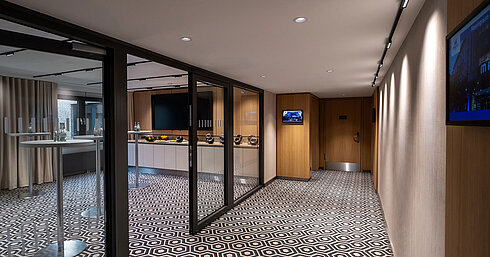 Kaffeepausen-Bereich Moderner Kaffeepausen-Bereich mit Stehtischen, Kaffeemaschine und stilvollem Ambiente für Meetings und Tagungen.