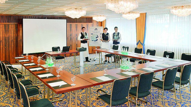 Konferenzraum mit U-Form-Bestuhlung und freundlichem Service im Maritim Hotel Bad Salzuflen