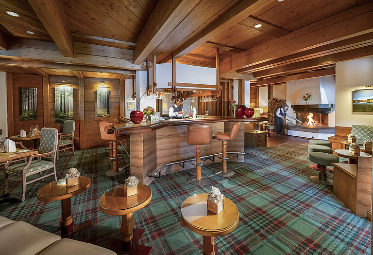 Bar im Maritim Hotel Titisee mit Theke, Holzdecke und Kamin für entspannte Abende