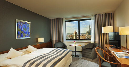 Comfort Zimmer Zimmer im Maritim Hotel Ulm mit Doppelbett, Sitzbereich und Panoramablick auf das Ulmer Münster