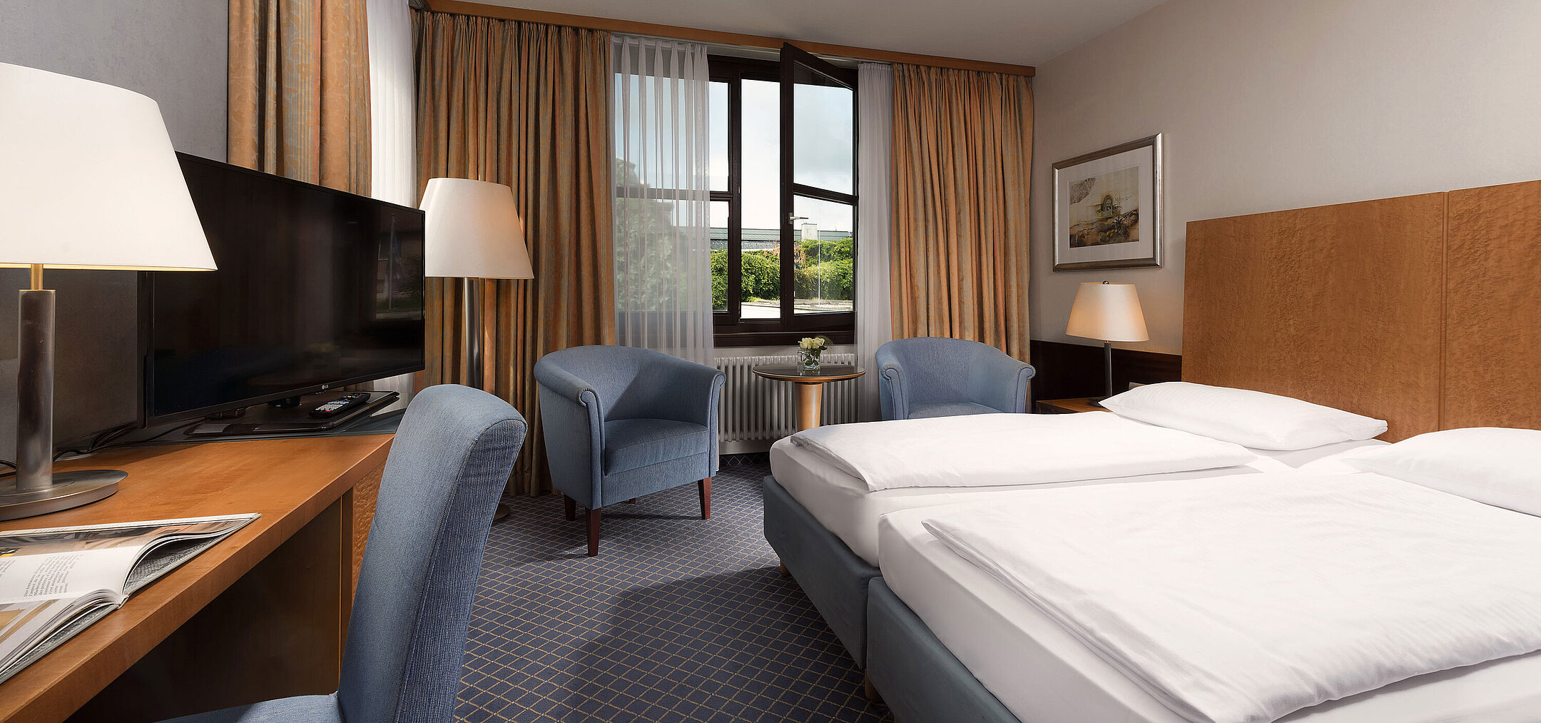 Classic Zimmer im Maritim Hotel Fulda mit gemütlichem Doppelbett, Schreibtisch, Sitzbereich und großem Fenster.